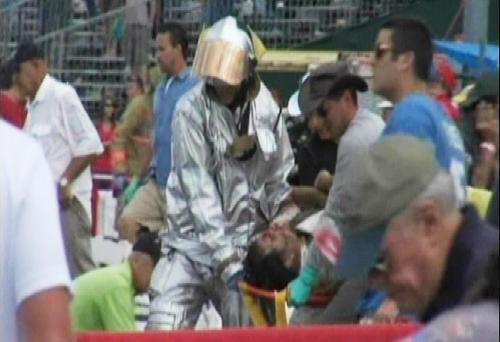 美飛行比賽釀慘劇 74歲老翁駕機失控撞向看臺