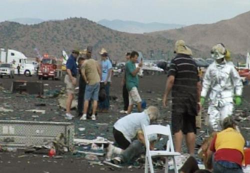 美飛行比賽釀慘劇 74歲老翁駕機失控撞向看臺