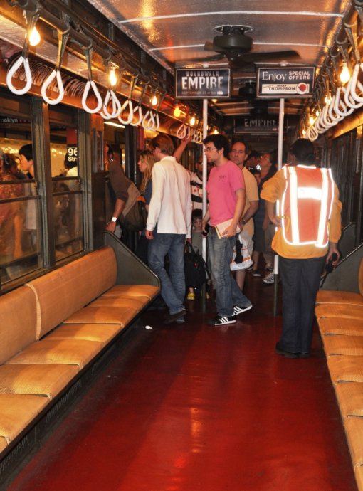 近百年歷史車廂重新使用 紐約市民地鐵上體驗回到過去