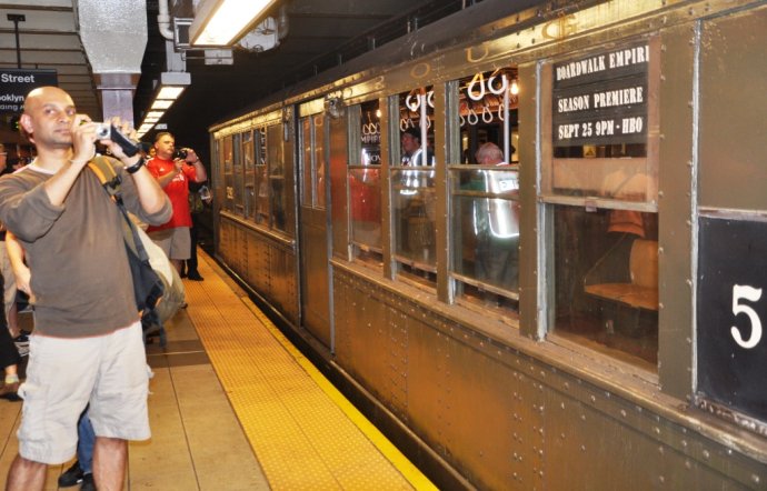 近百年歷史車(chē)廂重新使用 紐約市民地鐵上體驗(yàn)回到過(guò)去