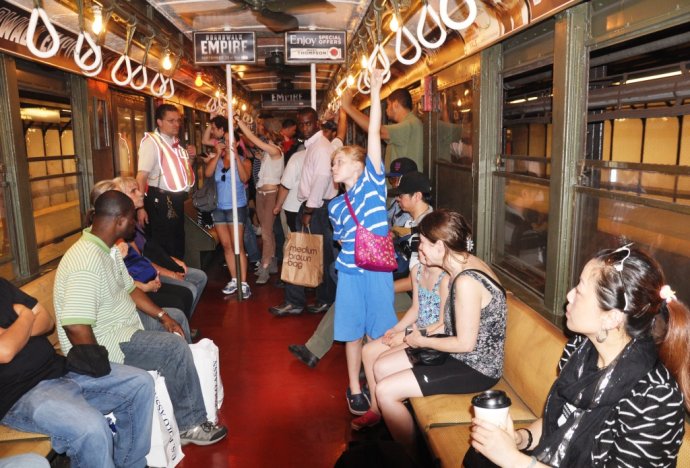 近百年歷史車(chē)廂重新使用 紐約市民地鐵上體驗(yàn)回到過(guò)去