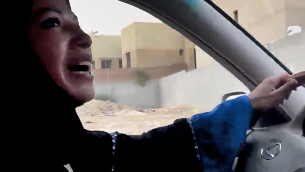 沙特一女子因違禁駕車被判鞭刑10下 爭取權益路漫漫