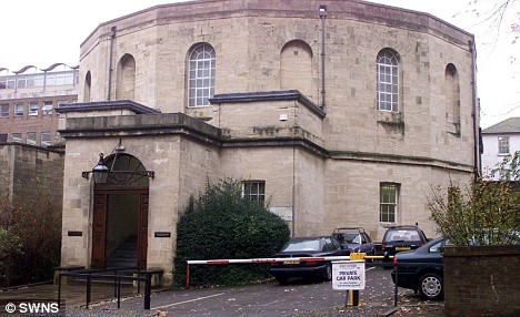 英國財迷媽謊稱兒子患癌騙錢 美國惡毒母逼親子睡棺材