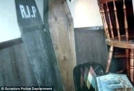 英國財(cái)迷媽謊稱兒子患癌騙錢 美國惡毒母逼親子睡棺材