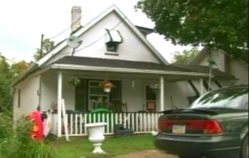 英國財(cái)迷媽謊稱兒子患癌騙錢 美國惡毒母逼親子睡棺材