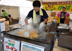 日本青森縣舉辦“全國炒面峰會”支援海嘯災區重建