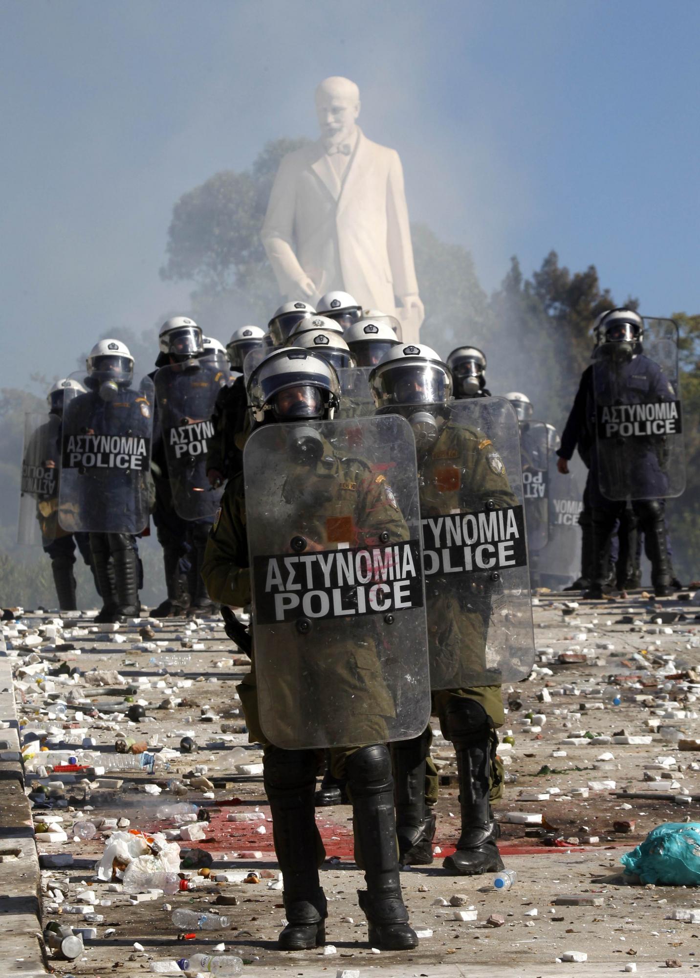 希臘艱難出臺新緊縮政策 12萬人大罷工釀成沖突