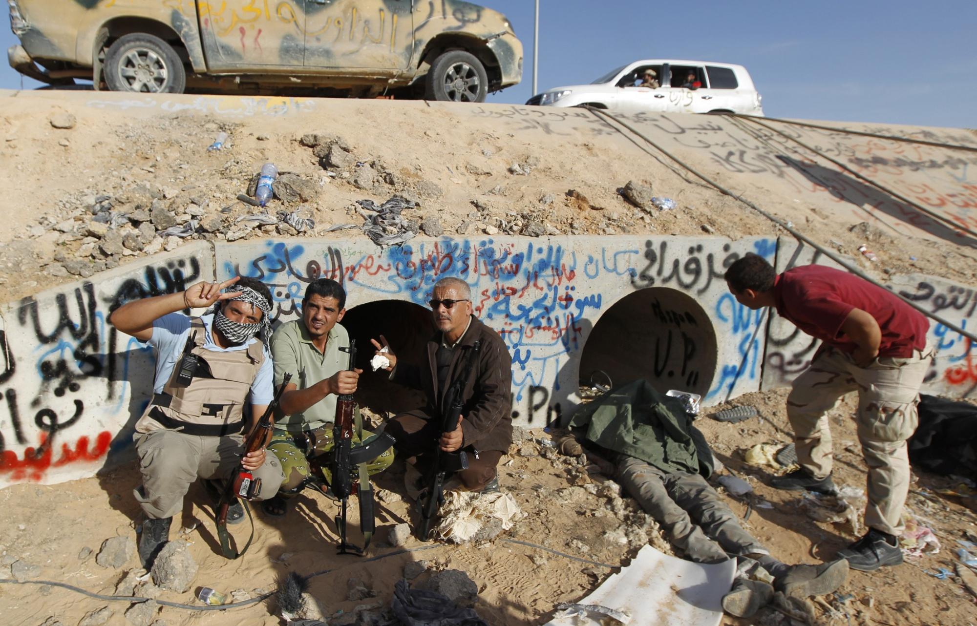 是誰扣動了扳機？ 還原卡扎菲生命的最后一刻