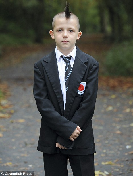 英國(guó)男孩“莫西干”發(fā)型遭學(xué)校排斥 家長(zhǎng)欲讓其轉(zhuǎn)學(xué)