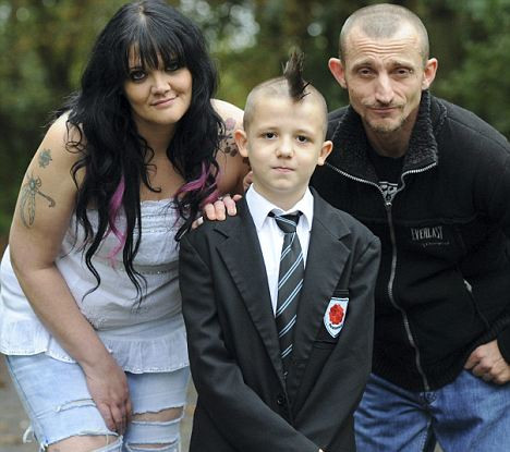 英國(guó)男孩“莫西干”發(fā)型遭學(xué)校排斥 家長(zhǎng)欲讓其轉(zhuǎn)學(xué)