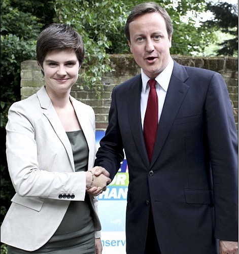 卡梅倫被指混淆資質 錯誤任命最年輕“美女大臣”