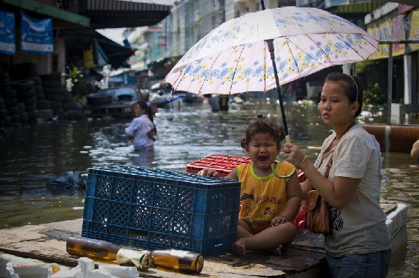泰國(guó)曼谷郊區(qū)居民受洪災(zāi)影響撤離家園