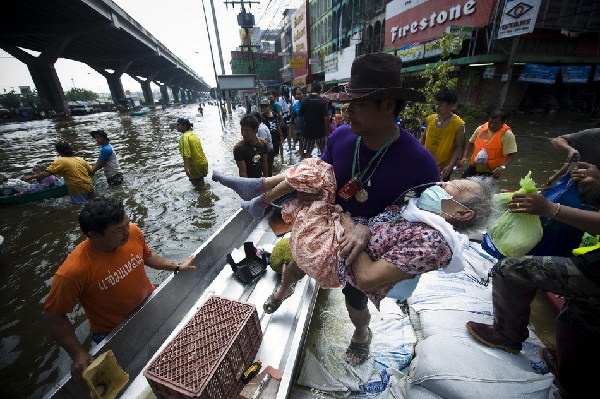 泰國曼谷郊區居民受洪災影響撤離家園