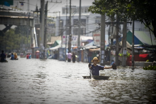 泰國曼谷郊區居民受洪災影響撤離家園