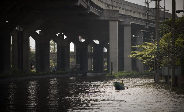 泰國曼谷郊區居民受洪災影響撤離家園