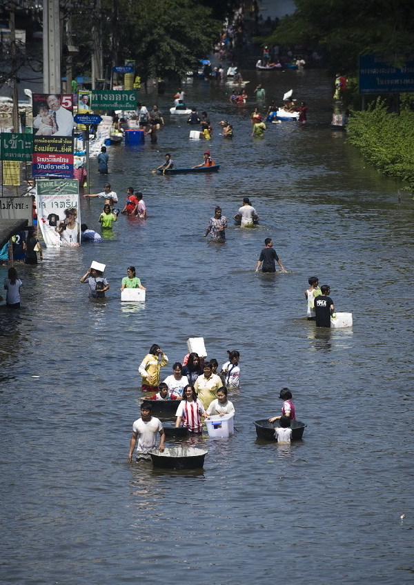 泰國曼谷郊區居民受洪災影響撤離家園