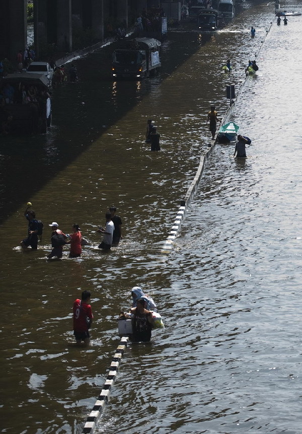 泰國曼谷郊區居民受洪災影響撤離家園