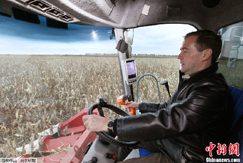 俄總統(tǒng)總理下鄉(xiāng)視察 開收割機(jī)收玉米體驗(yàn)農(nóng)活