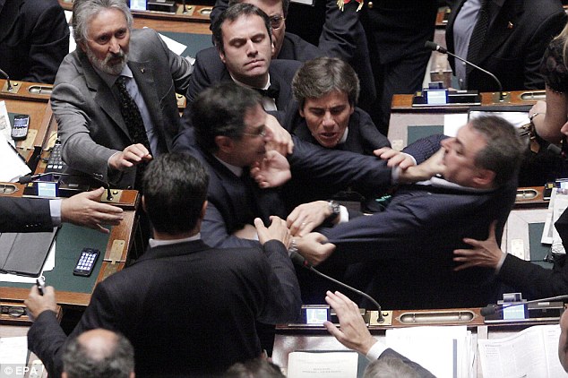 意總理后院起火 盟友與政敵在議會大打出手