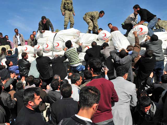 土耳其宣布接受外援求助以色列 震區(qū)災(zāi)民哄搶救援物資