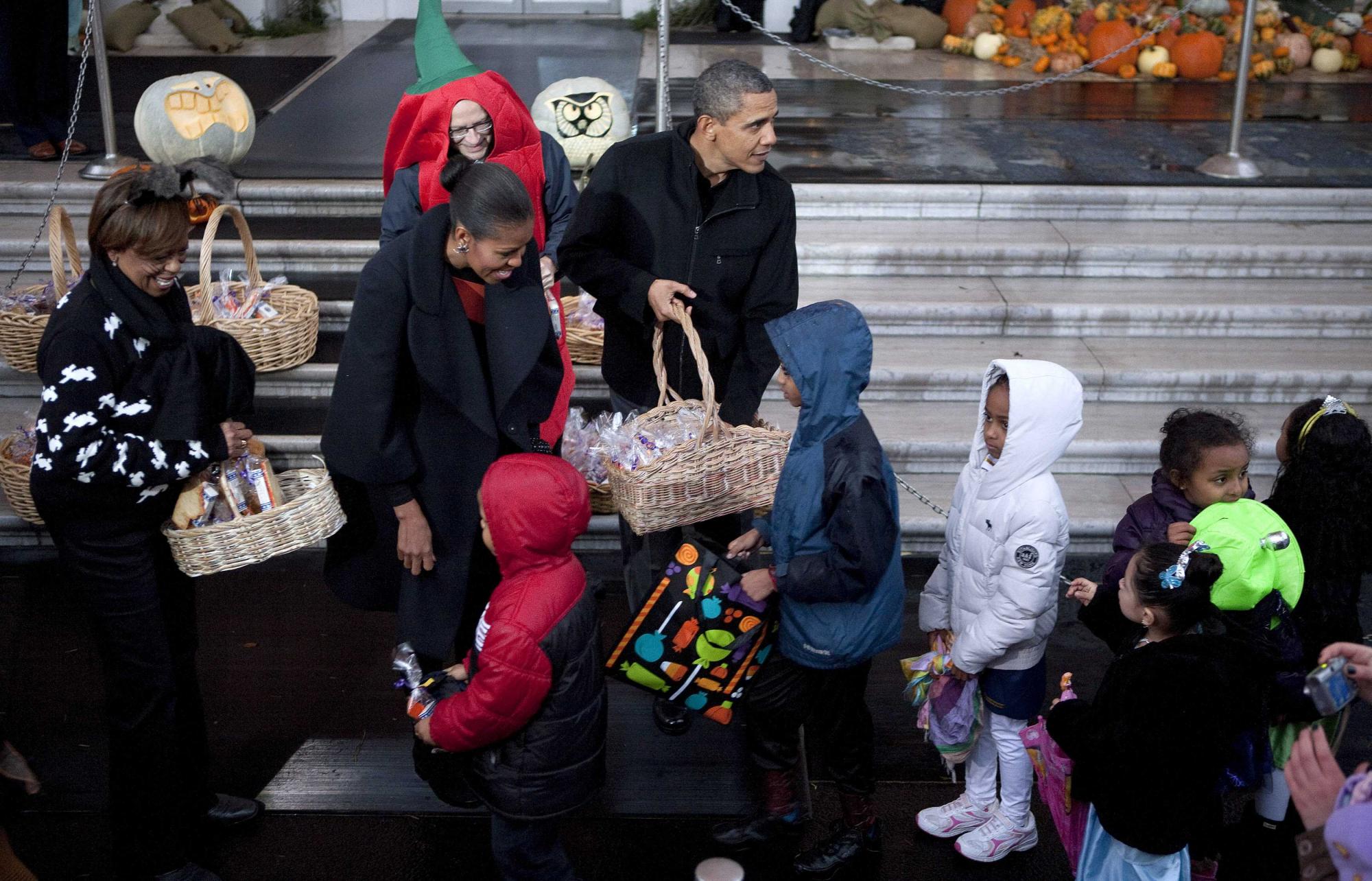 奧巴馬夫婦恭迎“搗亂小鬼” 派發(fā)萬(wàn)圣節(jié)糖果