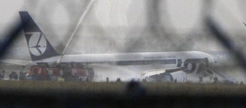 一架載231人客機波蘭迫降無傷亡 戰(zhàn)機護送(圖)