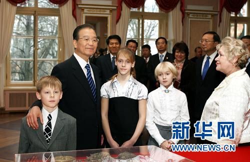 溫家寶參觀俄皇村中學(xué) 稱是普希金詩(shī)歌愛(ài)好者