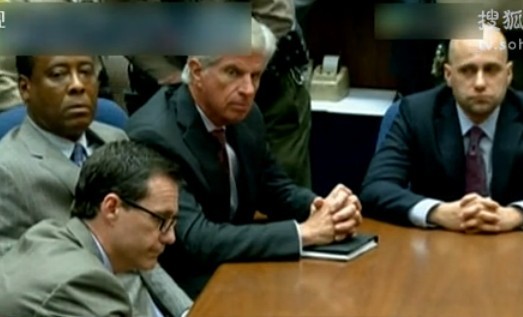 杰克遜私人醫(yī)生默里過失殺人罪名成立 最高可判4年監(jiān)禁