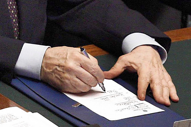 老貝辭職意大利前景仍堪憂 關(guān)鍵投票前不忘風(fēng)流