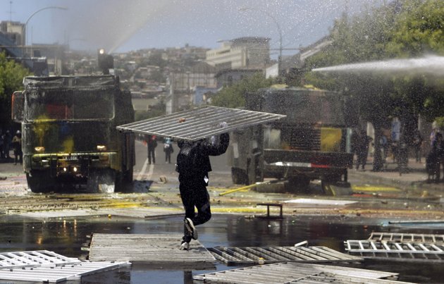 英國智利爆發學生抗議示威 不滿學費上漲教育投入不足