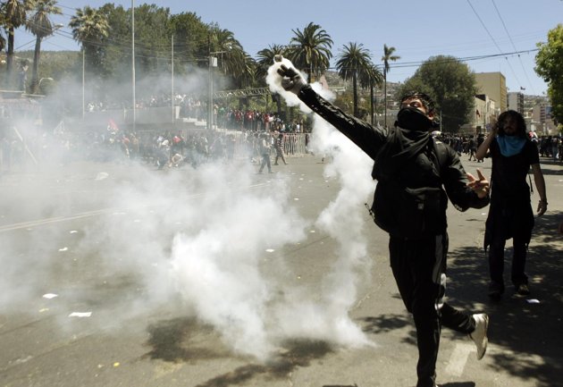 英國智利爆發學生抗議示威 不滿學費上漲教育投入不足