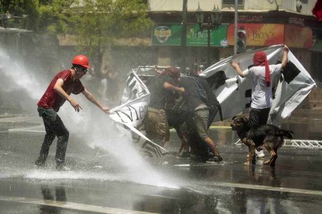 英國智利爆發學生抗議示威 不滿學費上漲教育投入不足