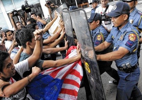 希拉里出訪菲律賓期間車隊遭潑漆