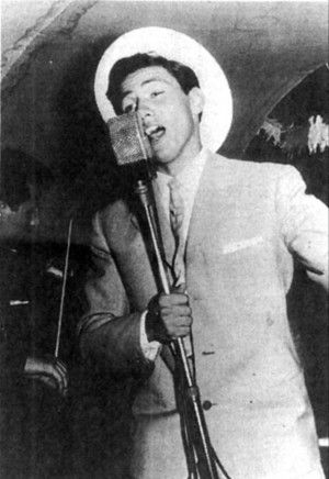 貝盧斯科尼卸任當天推出情歌專輯 帶走中國花瓶作紀念