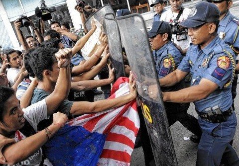 美菲共同防務協議不得民心 希拉里車隊訪菲期間遭潑油漆