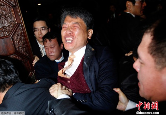 韓國會通過韓美自貿協定案 在野黨怒擲催淚彈