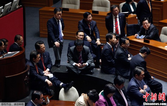 韓國會通過韓美自貿協定案 在野黨怒擲催淚彈