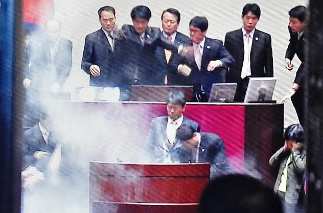 韓國國會通過韓美自貿協定 在野黨議員怒擲催淚彈