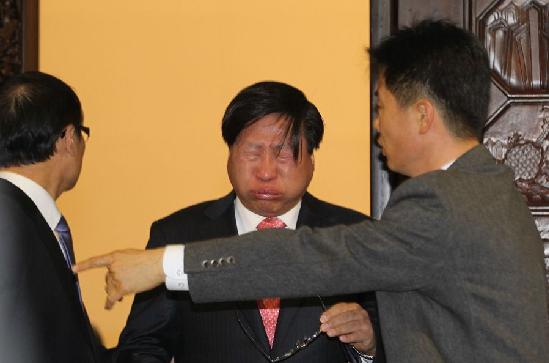 韓國國會通過韓美自貿協定 在野黨議員怒擲催淚彈