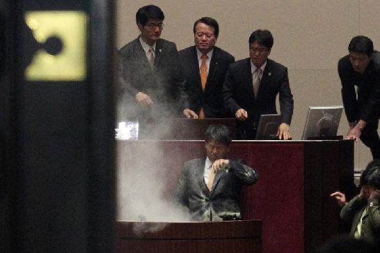 韓國國會通過韓美自貿協定 在野黨議員怒擲催淚彈