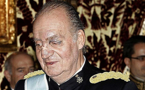 西班牙國王不慎撞上門 鼻梁貼膠布?xì)g迎外使