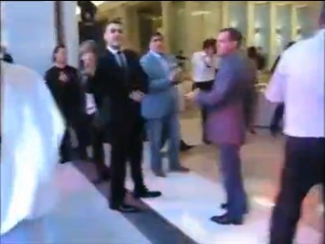 俄女主播稱“中指門”系誤會 梅德韋杰夫再秀舞技