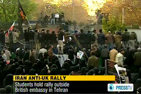 伊朗示威者沖擊英大使館焚燒英國(guó)旗