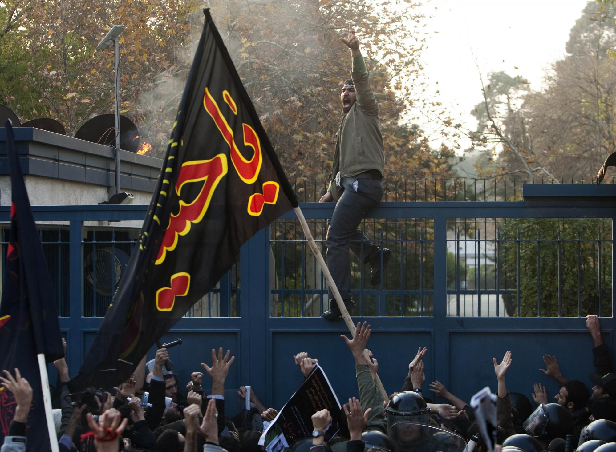 國際社會譴責伊朗學生沖擊英使館事件 英單邊制裁肇禍