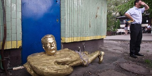 烏克蘭出現斯大林撒尿造型雕像 靈感來源“撒尿的小男孩”