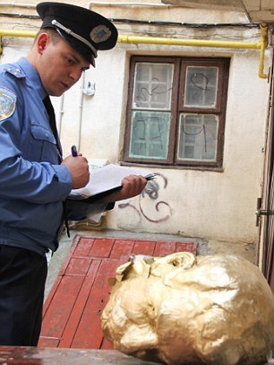 烏克蘭出現斯大林撒尿造型雕像 靈感來源“撒尿的小男孩”