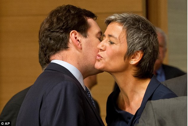 英國丹麥兩國財長歐盟會議上演“親嘴門” 巧妙化解尷尬