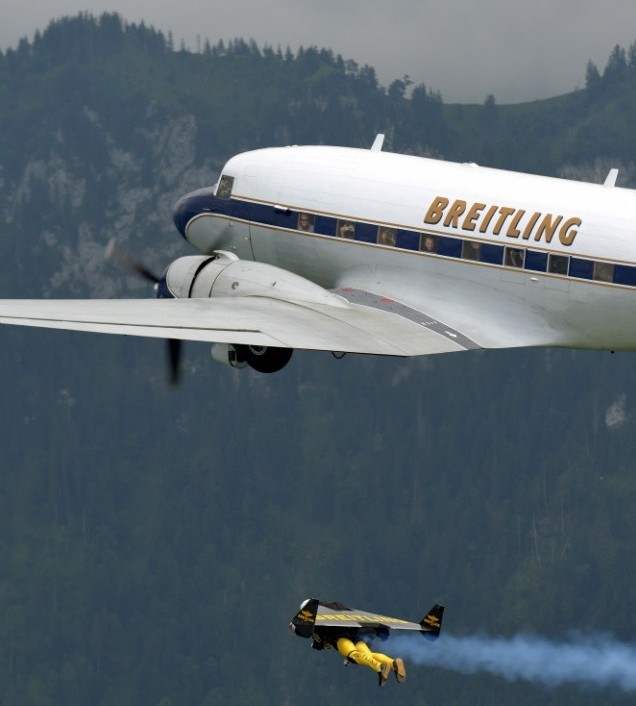 瑞士“鋼鐵俠”首次與客機齊飛7分鐘 時速高達200多公里