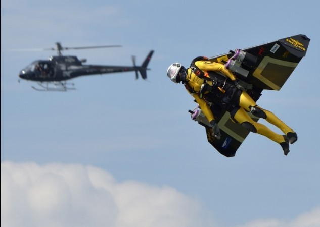 瑞士“鋼鐵俠”首次與客機齊飛7分鐘 時速高達200多公里