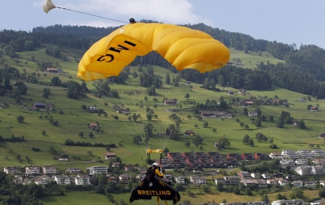 瑞士“鋼鐵俠”首次與客機齊飛7分鐘 時速高達200多公里